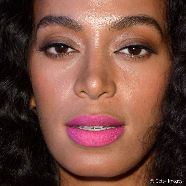 O batom rosa vibrante garantiu o destaque aos lábios de Solange Knowles na Semana de Moda de Paris